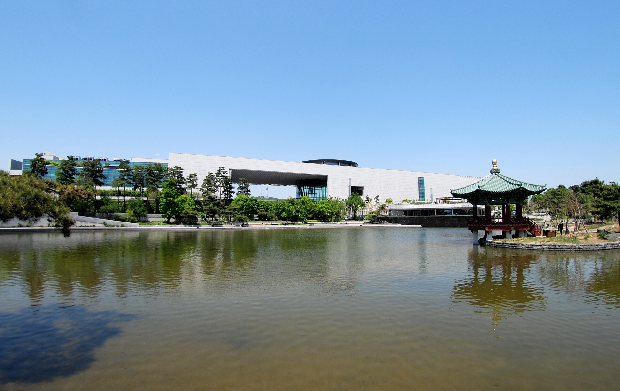 Exterior of the National Museum of Korea, photographed in 2010